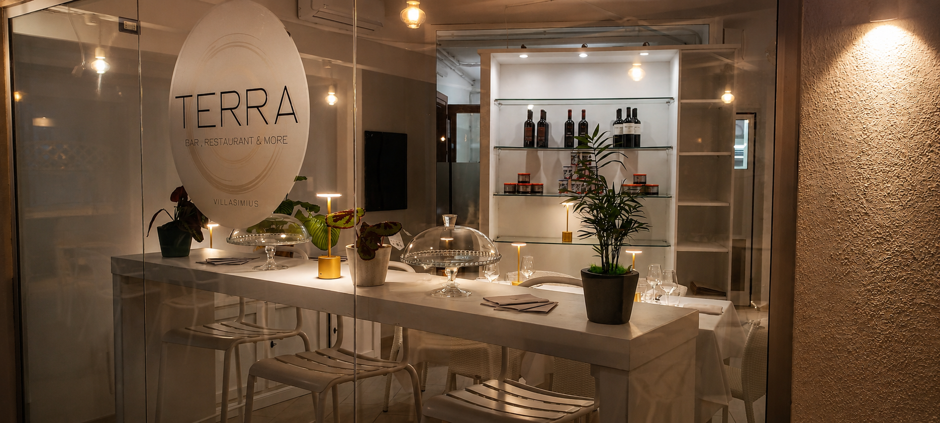 Interno del bar di TERRA Villasimius